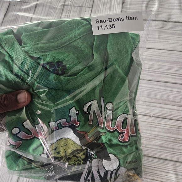 Star Wars Yoda Shirt Mens Medium Green Xmas Silent Night Jedi Knight Graphic - Picture 8 of 8